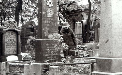 Roosi cemetery in 1982.
Sima Schkop by the grave of her grandfather Schloma Rosinko
