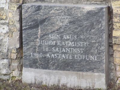 Tallinn Magasini tän.
The memorial plate "here was the Jewish cemetery from the XVIII century till the end of 1960's" (in estonian).

