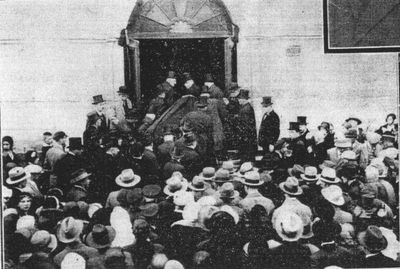 Funeral of Hirsch Markovitsch -June 1931 - the entrance to the synagogue at Maakri t. 
Hirsch Markovitsch - the head of "kahal", member of the Kulturrat
