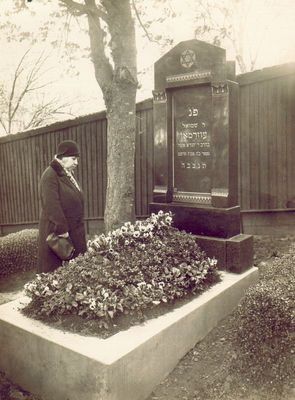 Oyzerman Shmuel ben Yehuda-Asher (1852-1929) 
Near the grave is his wife Rachel Oyzerman (Bartelstein) - 1856 - 1932
