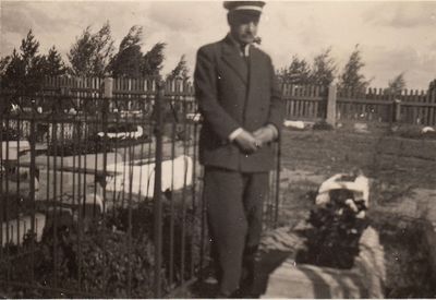 Jehuda Itzhok by his mother's (Lea Itzoch (Skoka)) grave. Tallinn. 1931.
