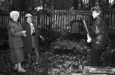 1990 - Cleaning works - 27.5.1990
Left to right: Hene Schagal, Lea Sohatschevski, Netti Zurakovski (Svitski) 
